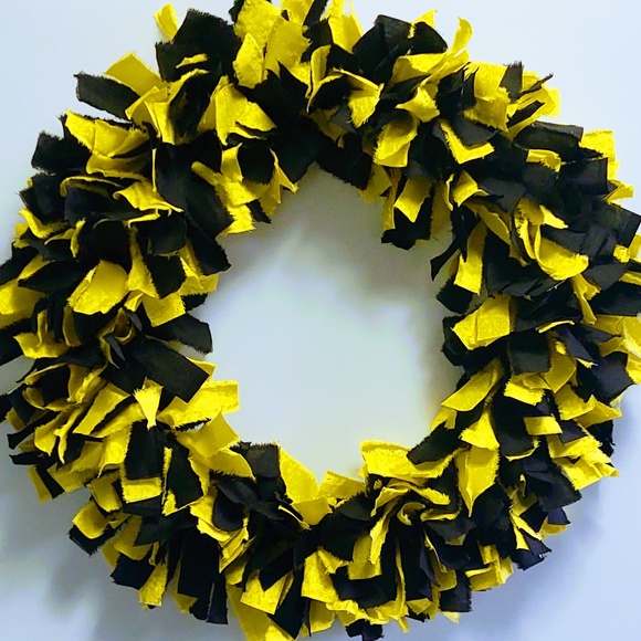 Hand Crafted Black & Yellow Fabric Rag Wreath, Team Colors, Front Door Decor 18" - Picture 5 of 6
